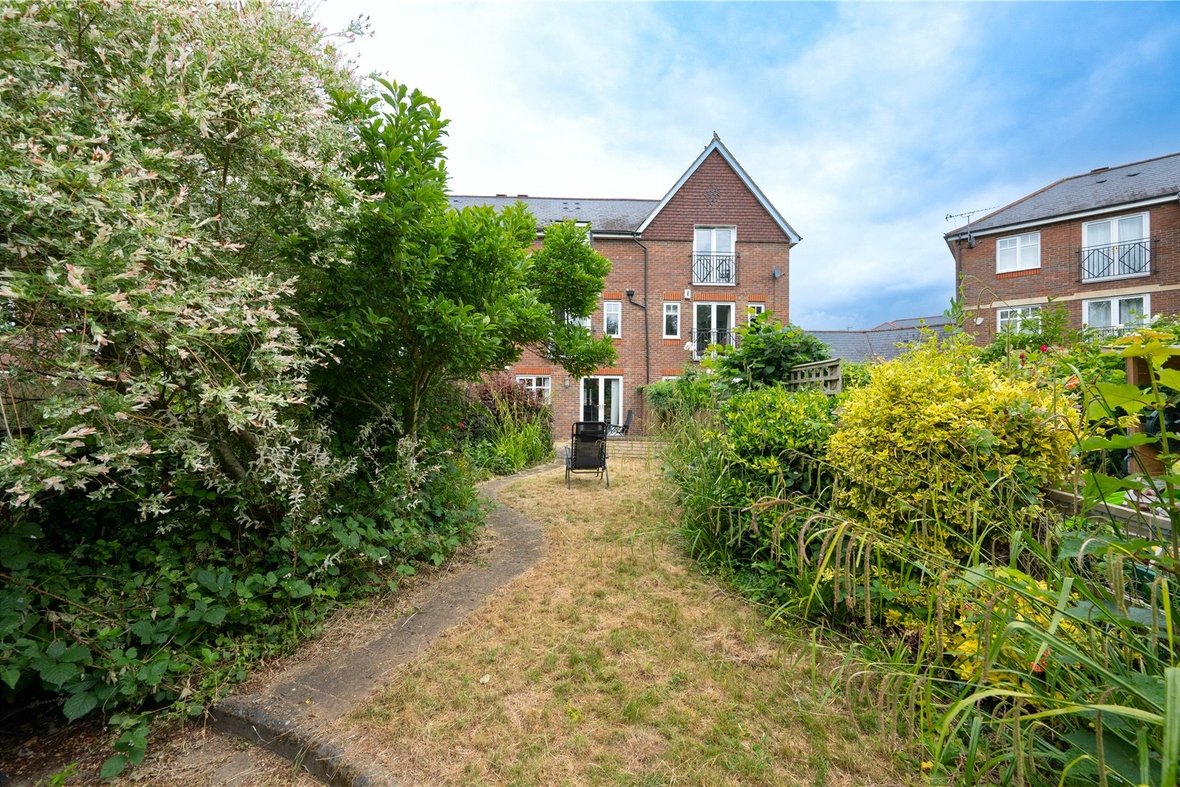3 Bedroom House LetHouse Let in Minister Court, Frogmore, St. Albans - View 10 - Collinson Hall
