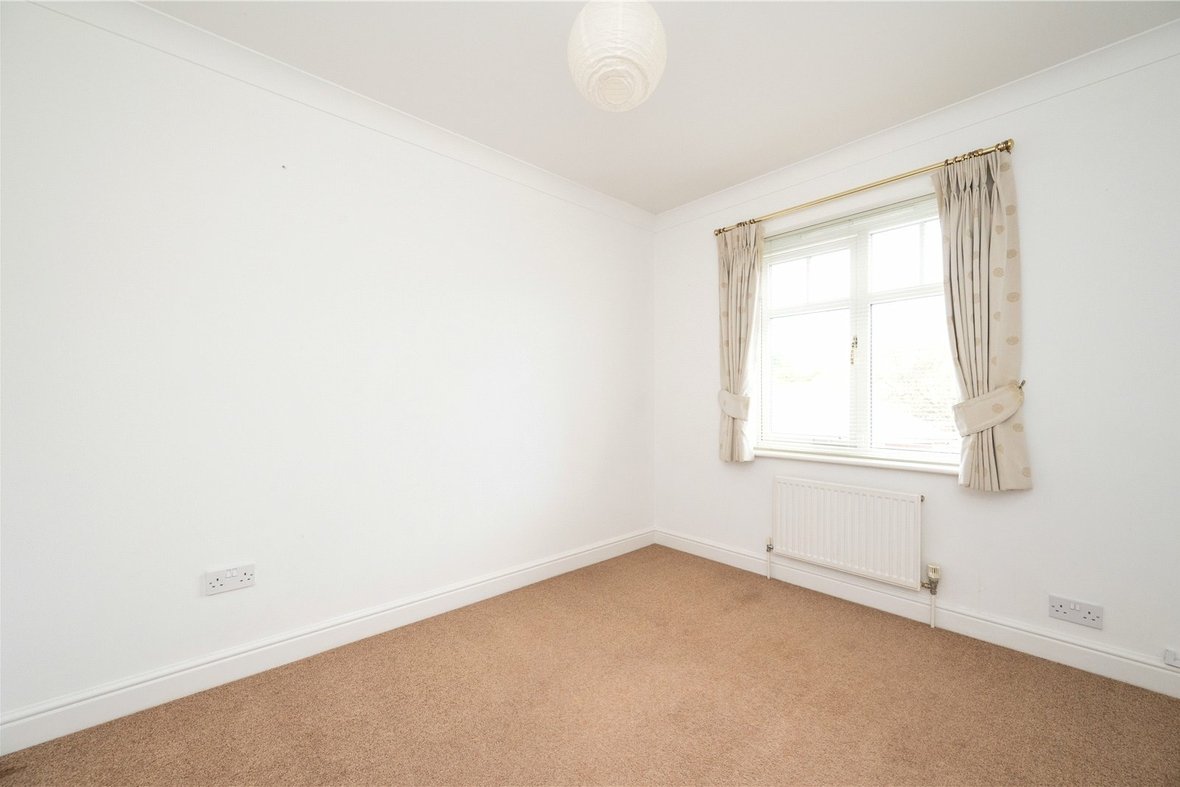 3 Bedroom House LetHouse Let in Minister Court, Frogmore, St. Albans - View 12 - Collinson Hall