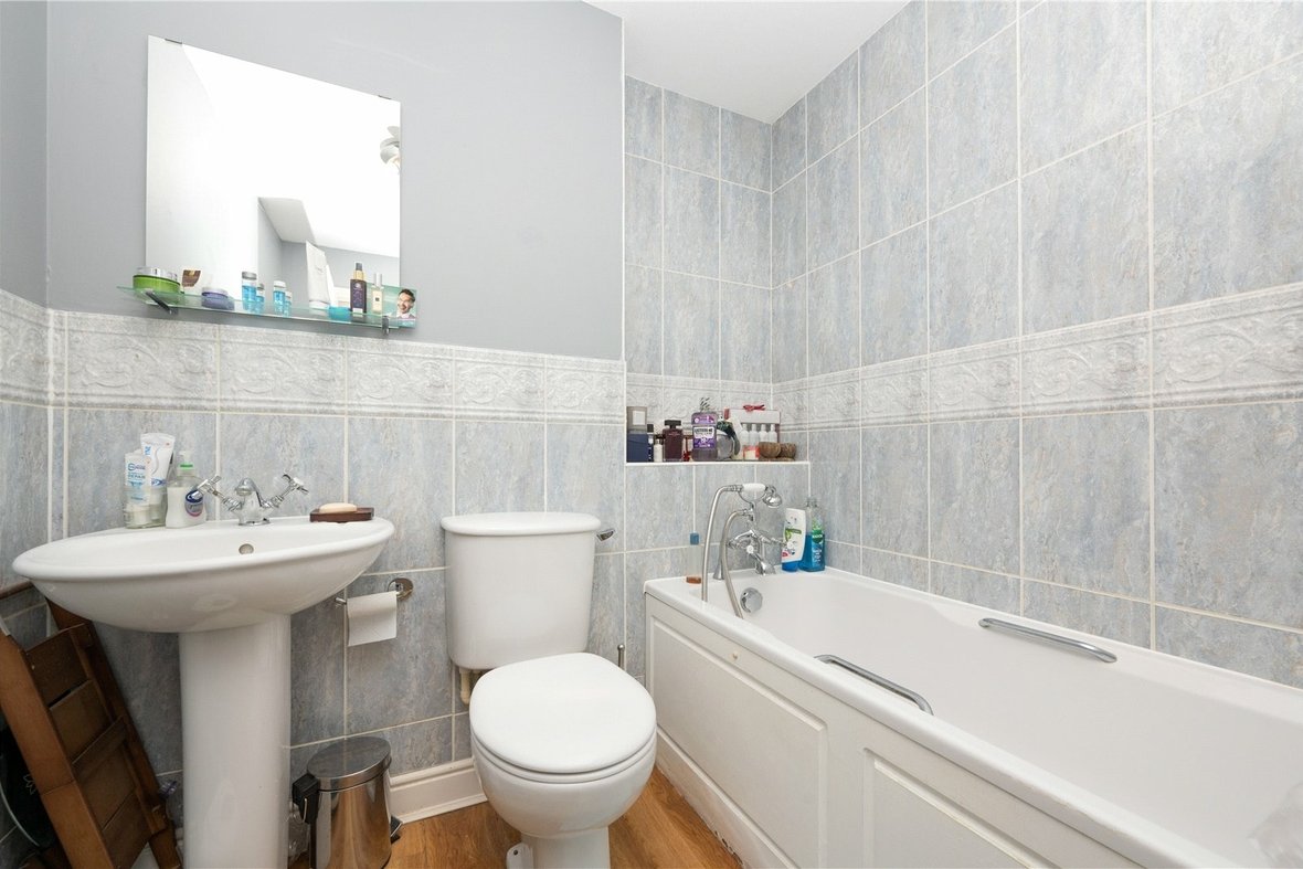 3 Bedroom House LetHouse Let in Minister Court, Frogmore, St. Albans - View 5 - Collinson Hall