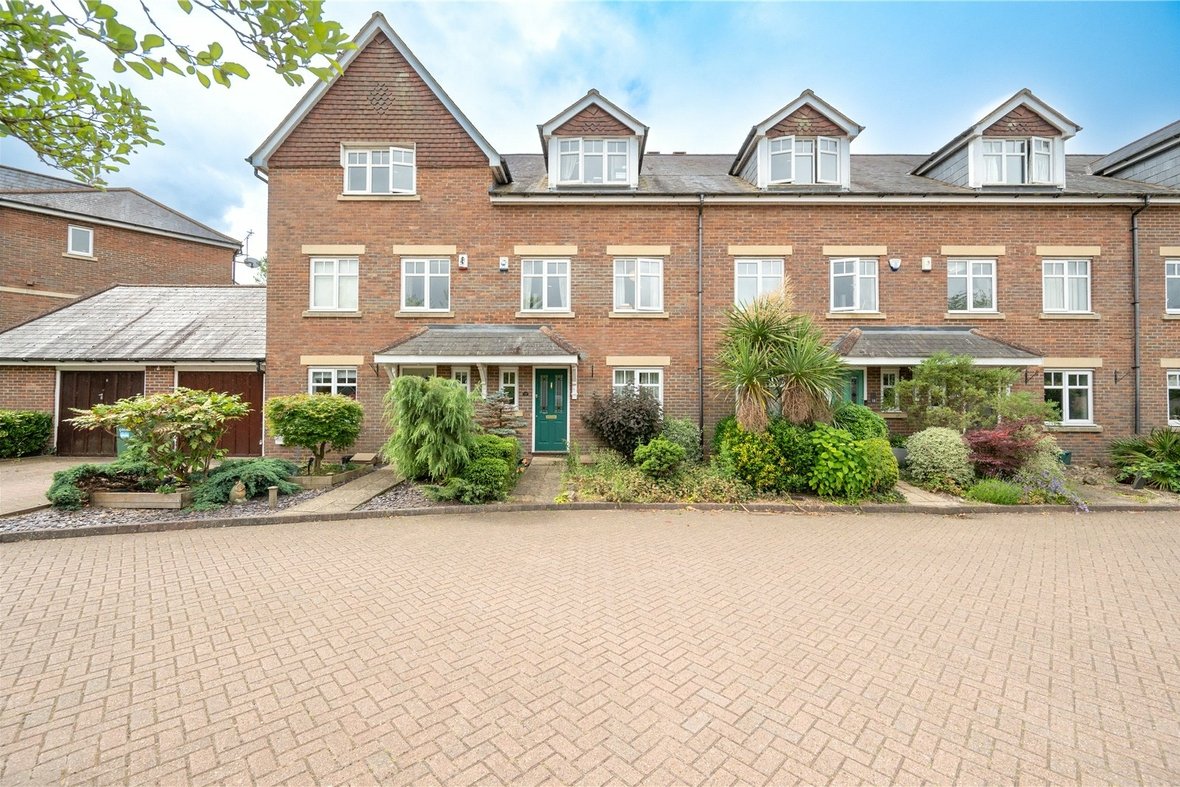 3 Bedroom House To Let in Minister Court, Frogmore, St. Albans - View 1 - Collinson Hall