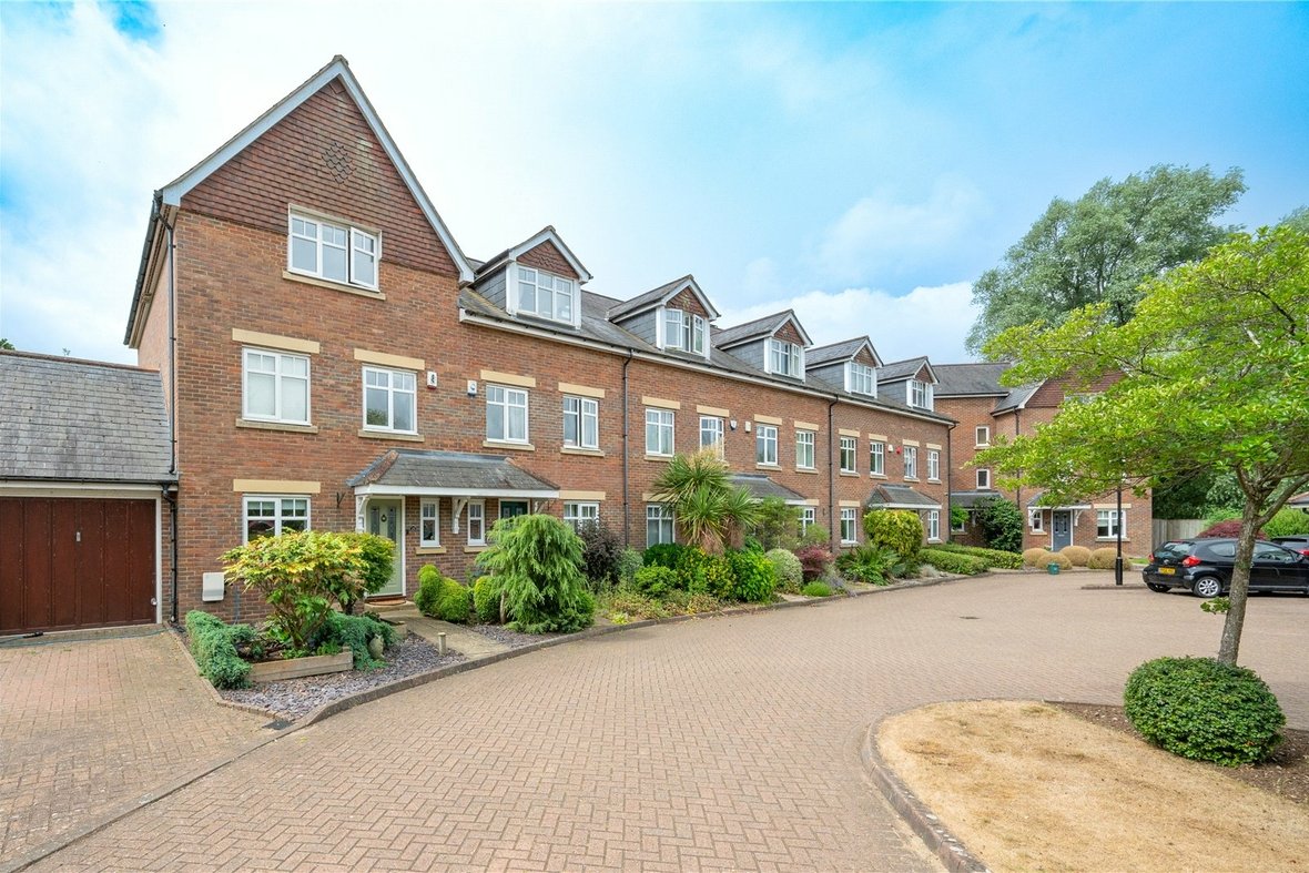 3 Bedroom House LetHouse Let in Minister Court, Frogmore, St. Albans - View 13 - Collinson Hall