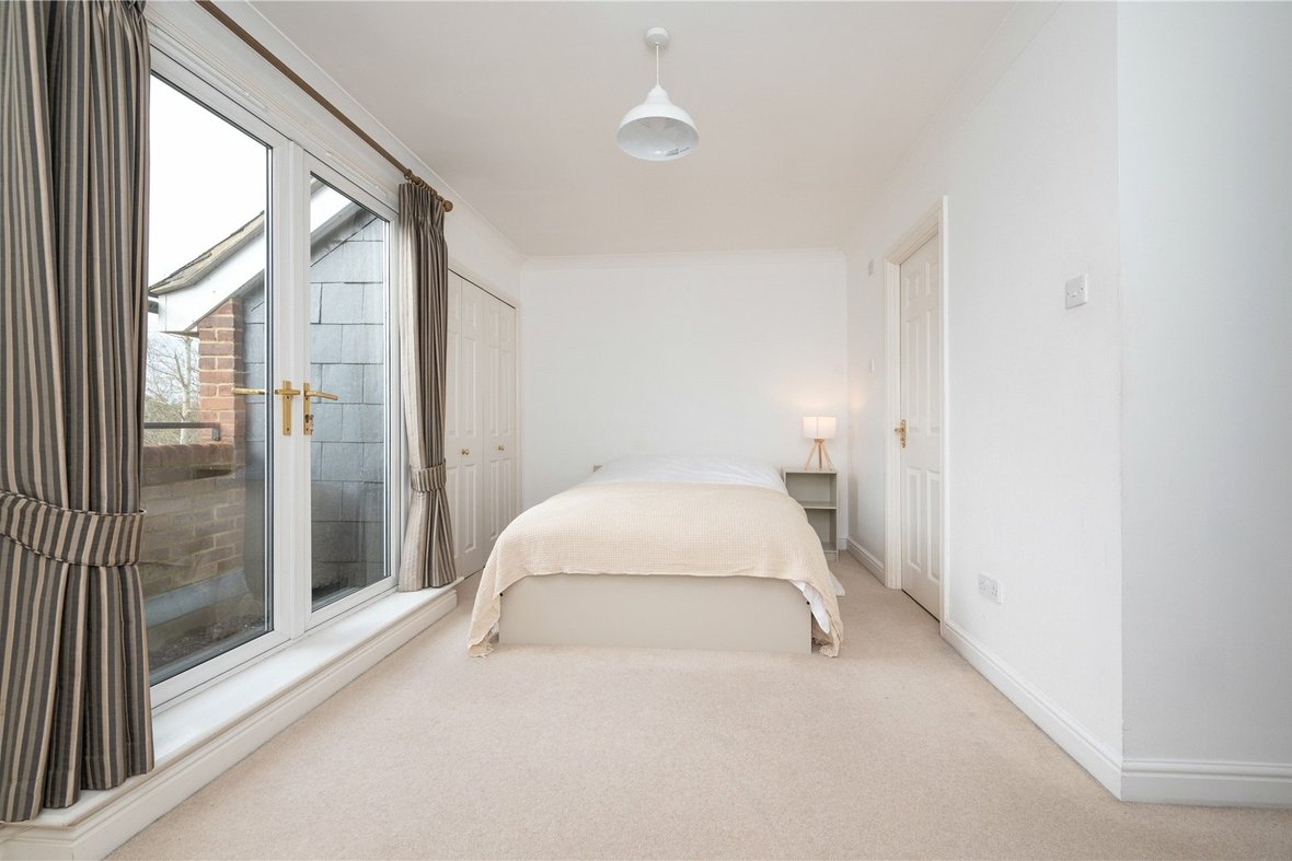 3 Bedroom House LetHouse Let in Minister Court, Frogmore, St. Albans - View 9 - Collinson Hall
