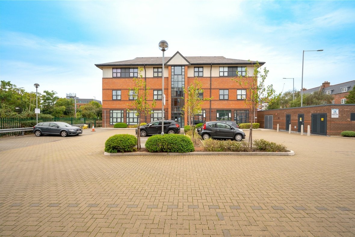 2 Bedroom Apartment Let AgreedApartment Let Agreed in Great North Road, Hatfield, Hertfordshire - View 1 - Collinson Hall