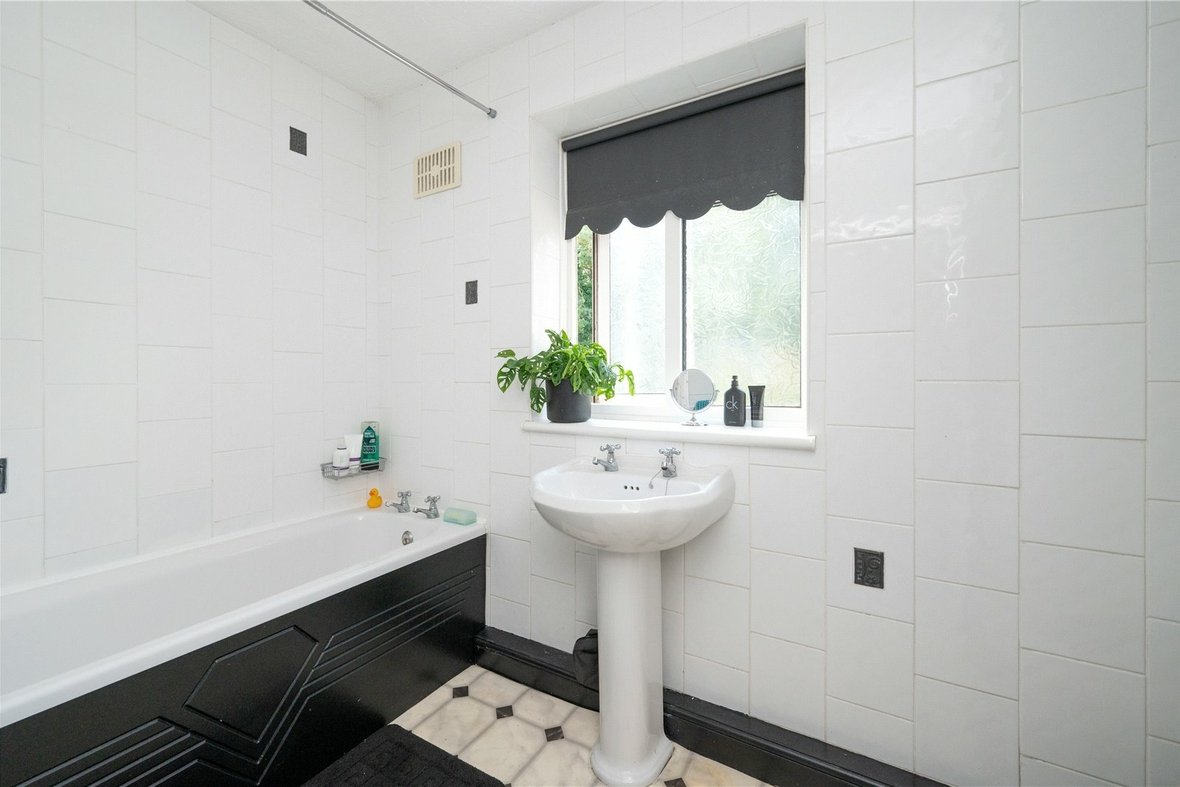 3 Bedroom House ExchangedHouse Exchanged in Holyrood Crescent, St. Albans, Hertfordshire - View 9 - Collinson Hall
