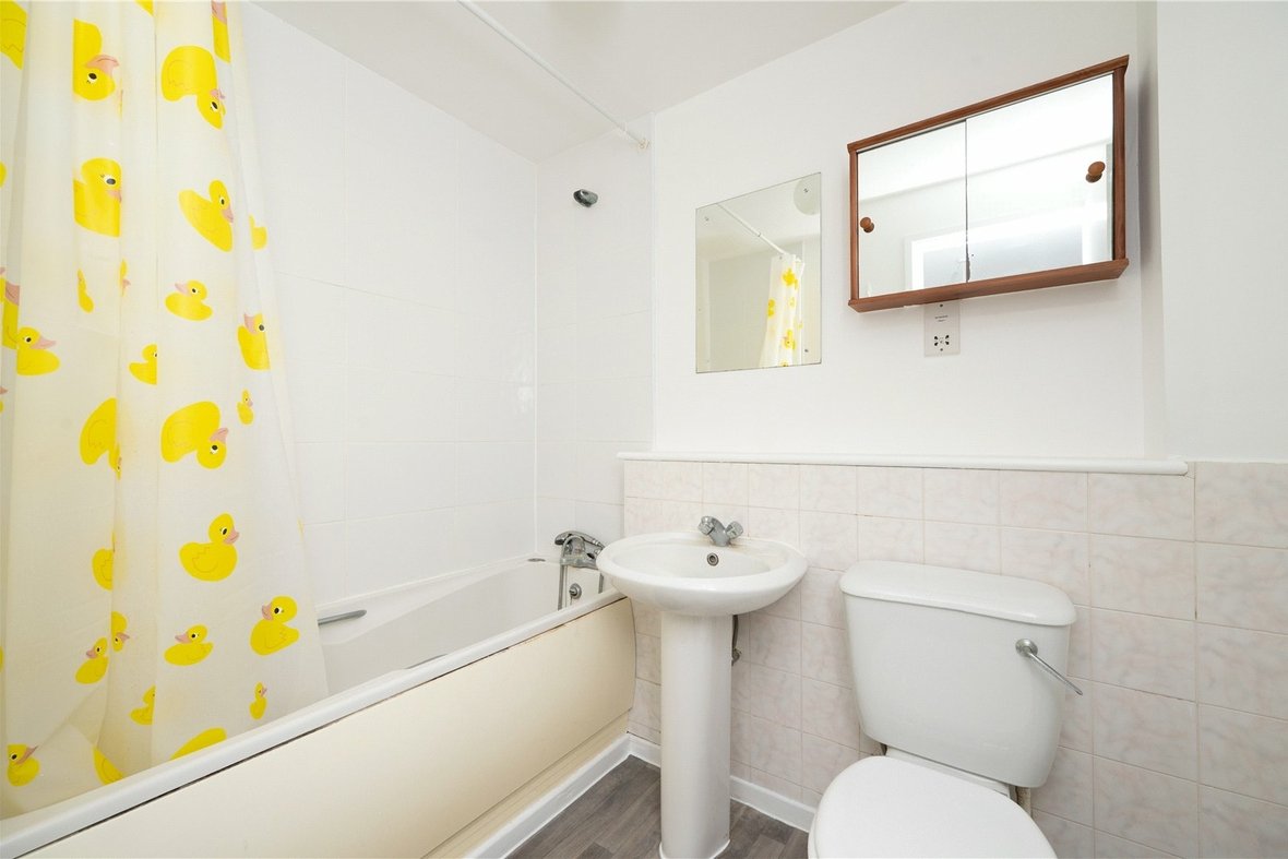 2 Bedroom Apartment To LetApartment To Let in Windsor Court, Park View Close, St. Albans - View 8 - Collinson Hall