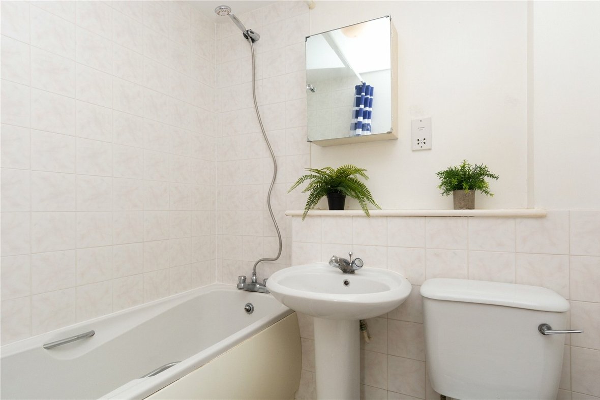 2 Bedroom Apartment Let AgreedApartment Let Agreed in Windsor Court, Park View Close, St. Albans - View 10 - Collinson Hall
