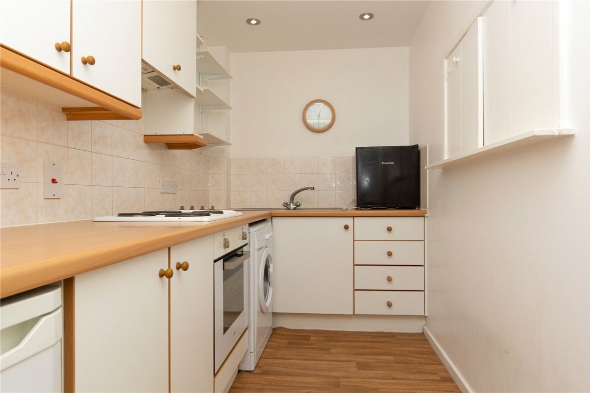 2 Bedroom Apartment Let AgreedApartment Let Agreed in Windsor Court, Park View Close, St. Albans - View 4 - Collinson Hall