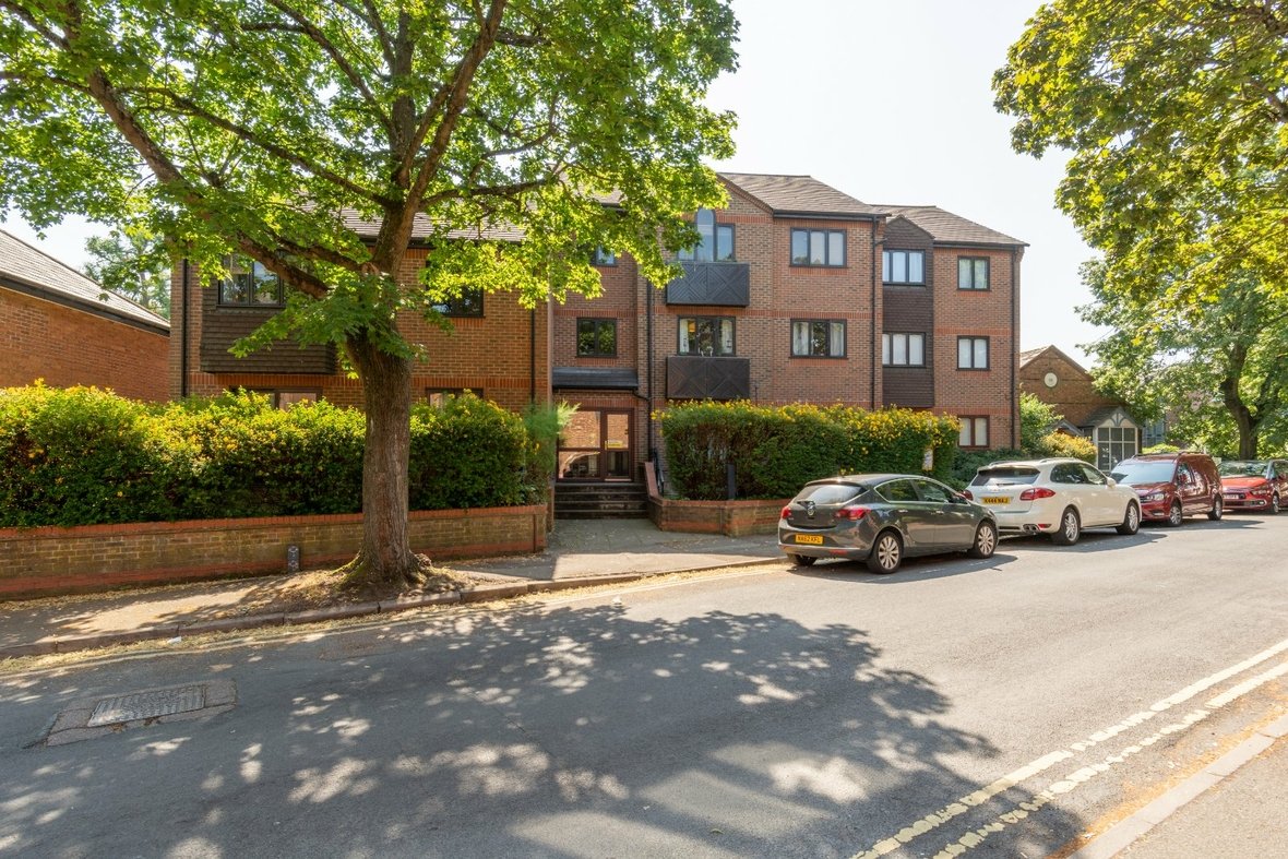 1 Bedroom Apartment Let AgreedApartment Let Agreed in Chatsworth Court, Granville Road, St. Albans - View 10 - Collinson Hall