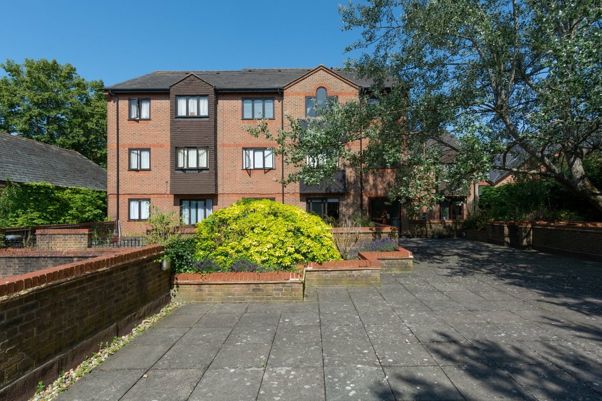 1 Bedroom Apartment Let AgreedApartment Let Agreed in Chatsworth Court, Granville Road, St. Albans - View 1 - Collinson Hall