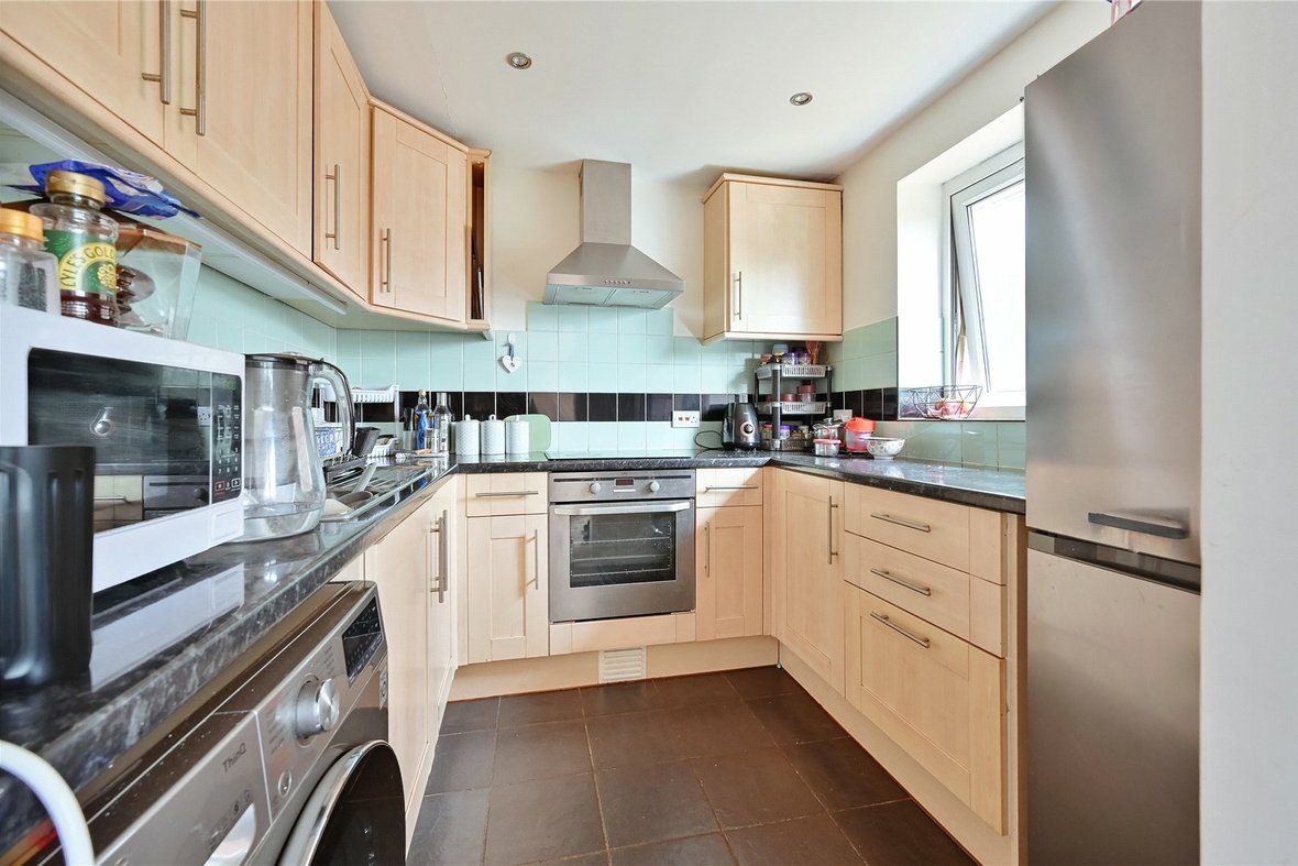 2 Bedroom Apartment Let AgreedApartment Let Agreed in Cedar Court, St. Albans, Hertfordshire - View 11 - Collinson Hall