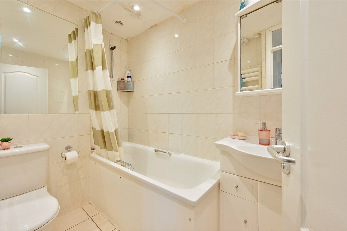 2 Bedroom Apartment Let AgreedApartment Let Agreed in Cedar Court, St. Albans, Hertfordshire - View 15 - Collinson Hall