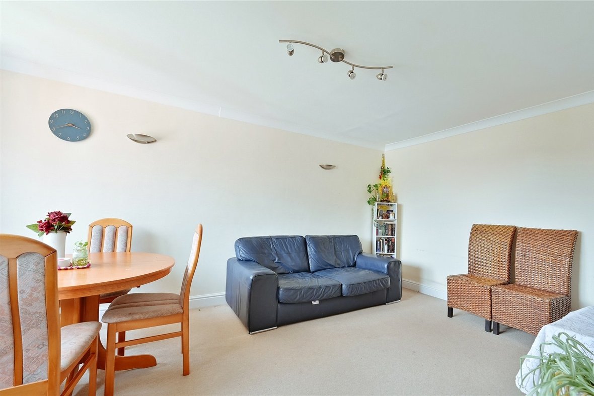 2 Bedroom Apartment Let AgreedApartment Let Agreed in Cedar Court, St. Albans, Hertfordshire - View 10 - Collinson Hall