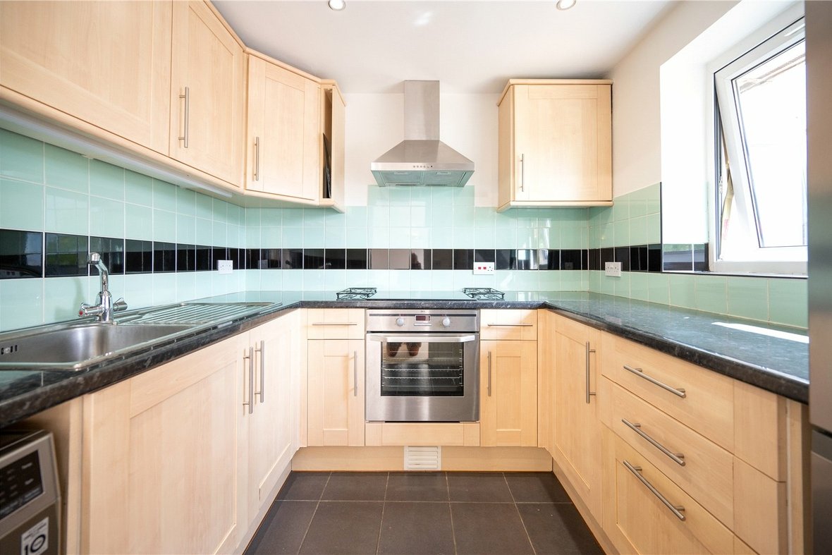 2 Bedroom Apartment Let AgreedApartment Let Agreed in Cedar Court, St. Albans, Hertfordshire - View 6 - Collinson Hall