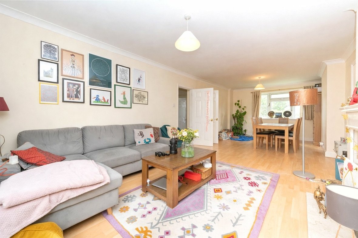 2 Bedroom Maisonette To LetMaisonette To Let in Wickwood Court, Woodstock Road North, St. Albans - View 2 - Collinson Hall