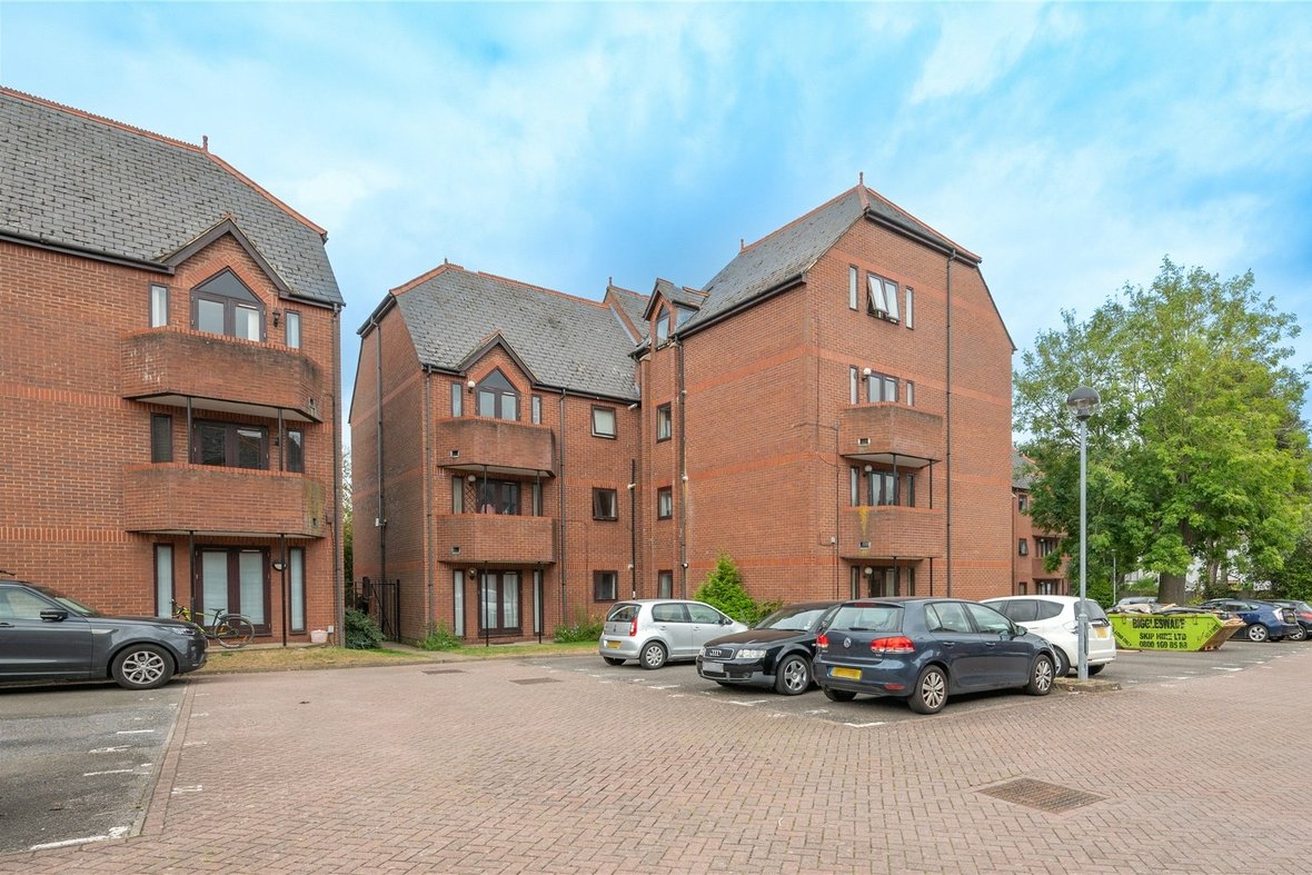 2 Bedroom Apartment LetApartment Let in Ashtree Court, St. Albans, Hertfordshire - View 1 - Collinson Hall