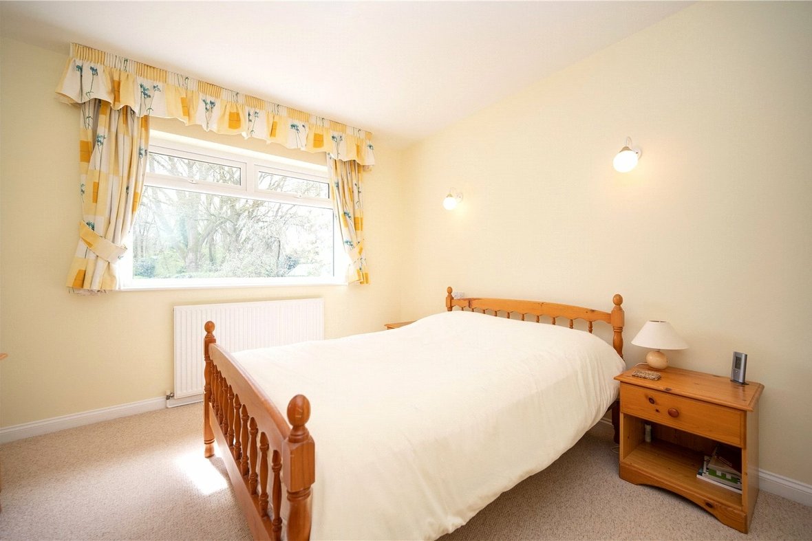3 Bedroom Bungalow Let AgreedBungalow Let Agreed in Mayflower Road, Park Street, St. Albans - View 12 - Collinson Hall