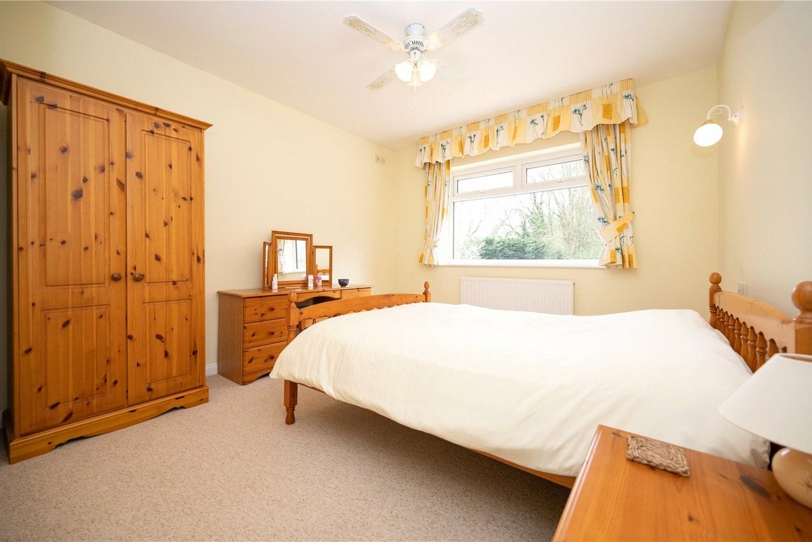 3 Bedroom Bungalow Let AgreedBungalow Let Agreed in Mayflower Road, Park Street, St. Albans - View 7 - Collinson Hall