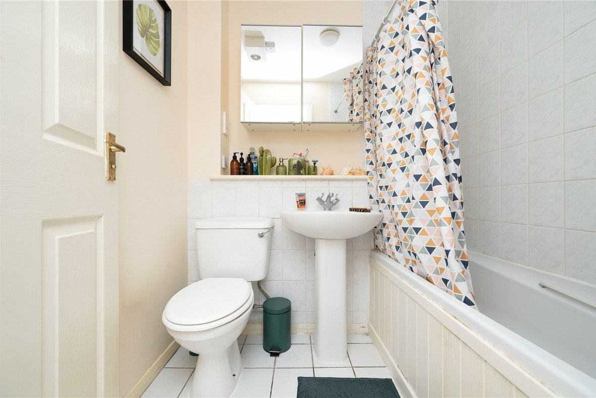 1 Bedroom Apartment To LetApartment To Let in St James Court, Park View Close, St. Albans - View 5 - Collinson Hall