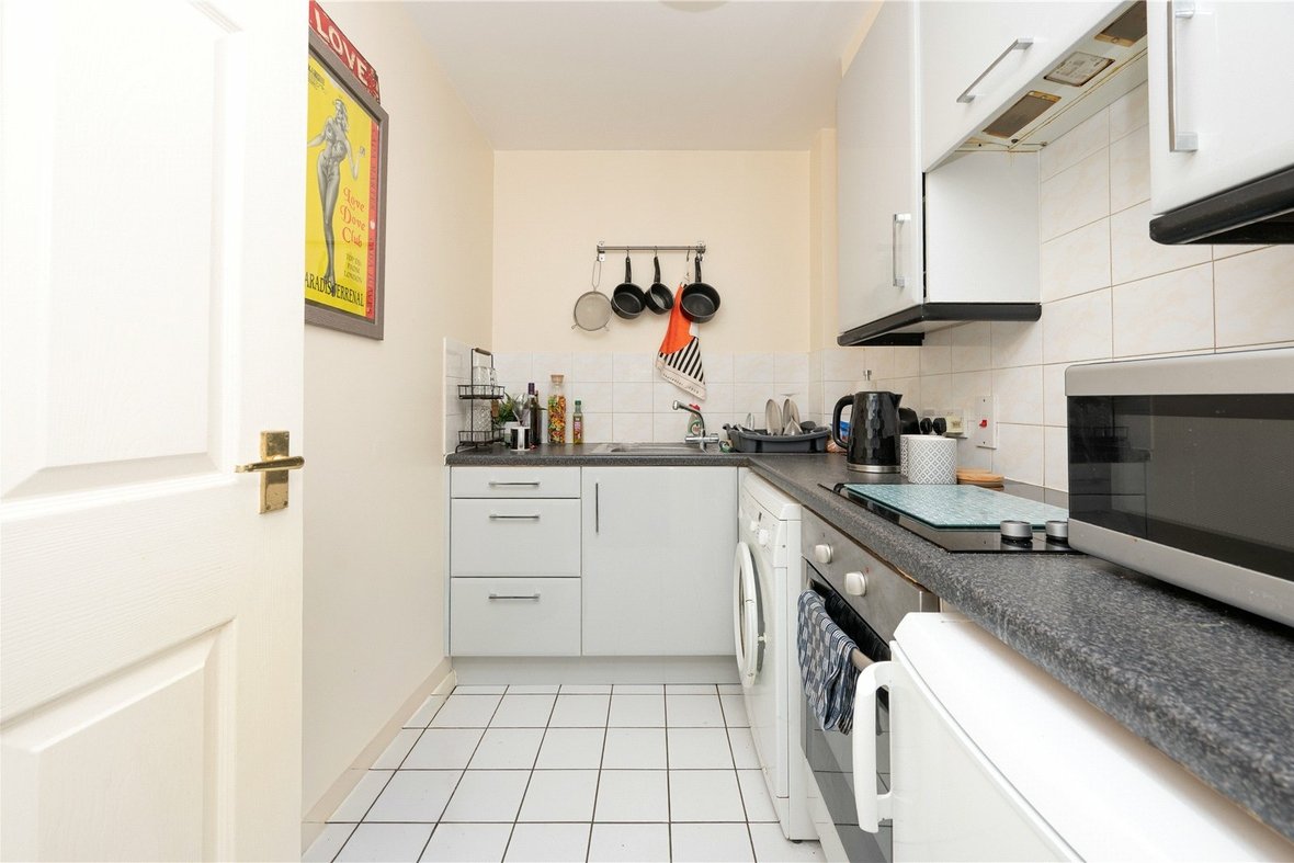 1 Bedroom Apartment To LetApartment To Let in St James Court, Park View Close, St. Albans - View 4 - Collinson Hall