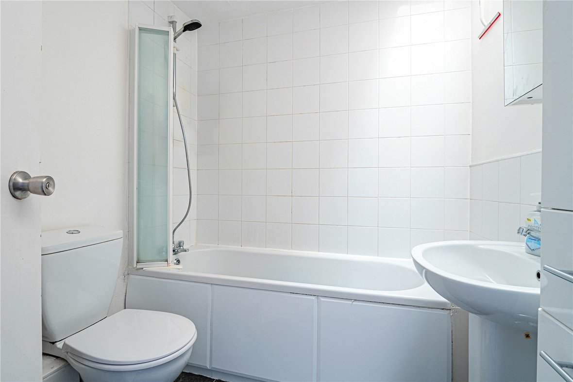 3 Bedroom House LetHouse Let in Parkway Court, Drakes Drive, St. Albans - View 15 - Collinson Hall