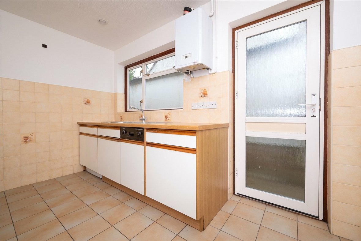 3 Bedroom Bungalow To LetBungalow To Let in Penn Road, Park Street, St. Albans - View 12 - Collinson Hall