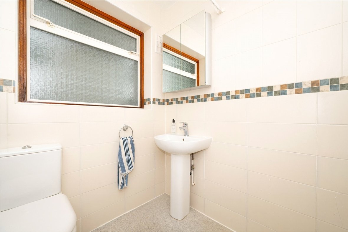 3 Bedroom Bungalow To LetBungalow To Let in Penn Road, Park Street, St. Albans - View 10 - Collinson Hall