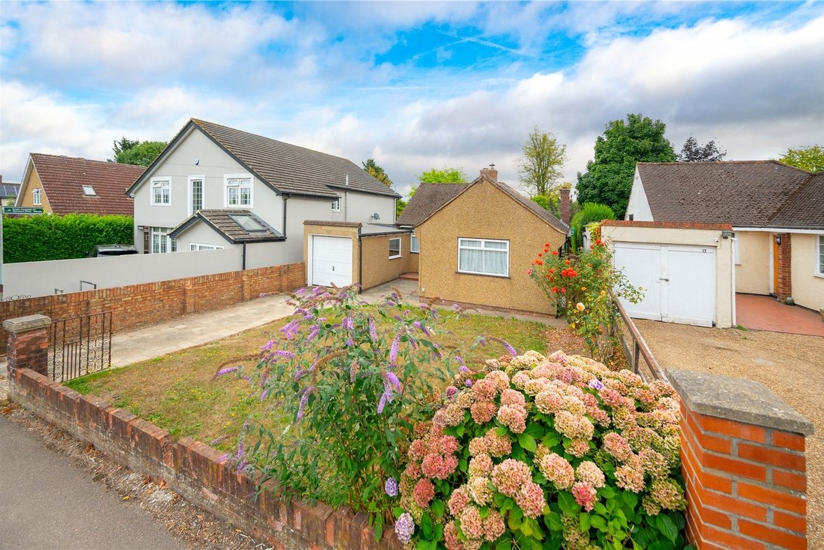 3 Bedroom Bungalow To LetBungalow To Let in Penn Road, Park Street, St. Albans - View 1 - Collinson Hall