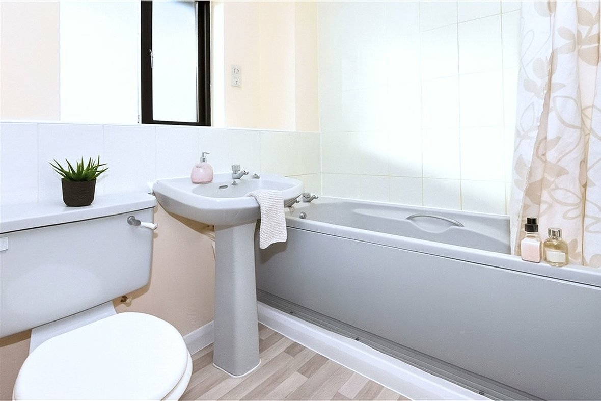 2 Bedroom Maisonette To LetMaisonette To Let in Half Moon Mews, St. Albans, Hertfordshire - View 5 - Collinson Hall