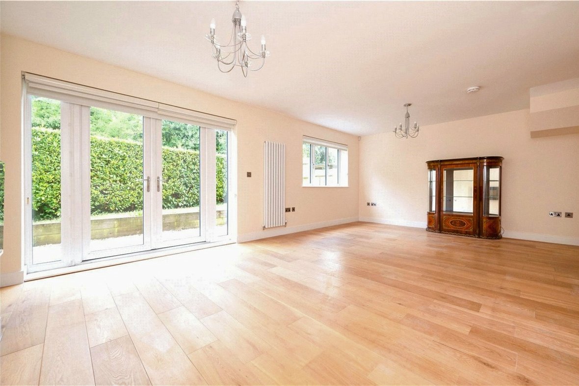 3 Bedroom House LetHouse Let in Park Street Lane, Park Street, St. Albans - View 4 - Collinson Hall