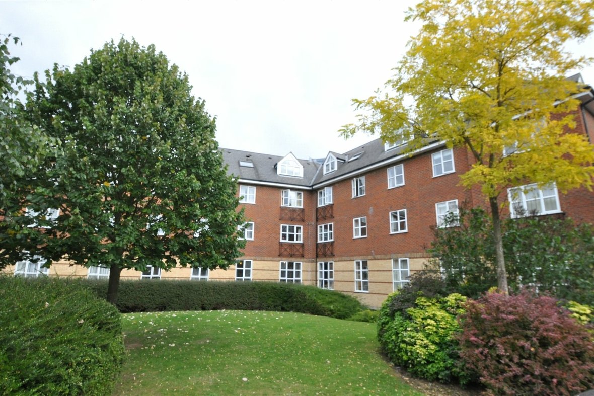 2 Bedroom Apartment Let AgreedApartment Let Agreed in Dexter Close, St. Albans, Hertfordshire - View 8 - Collinson Hall