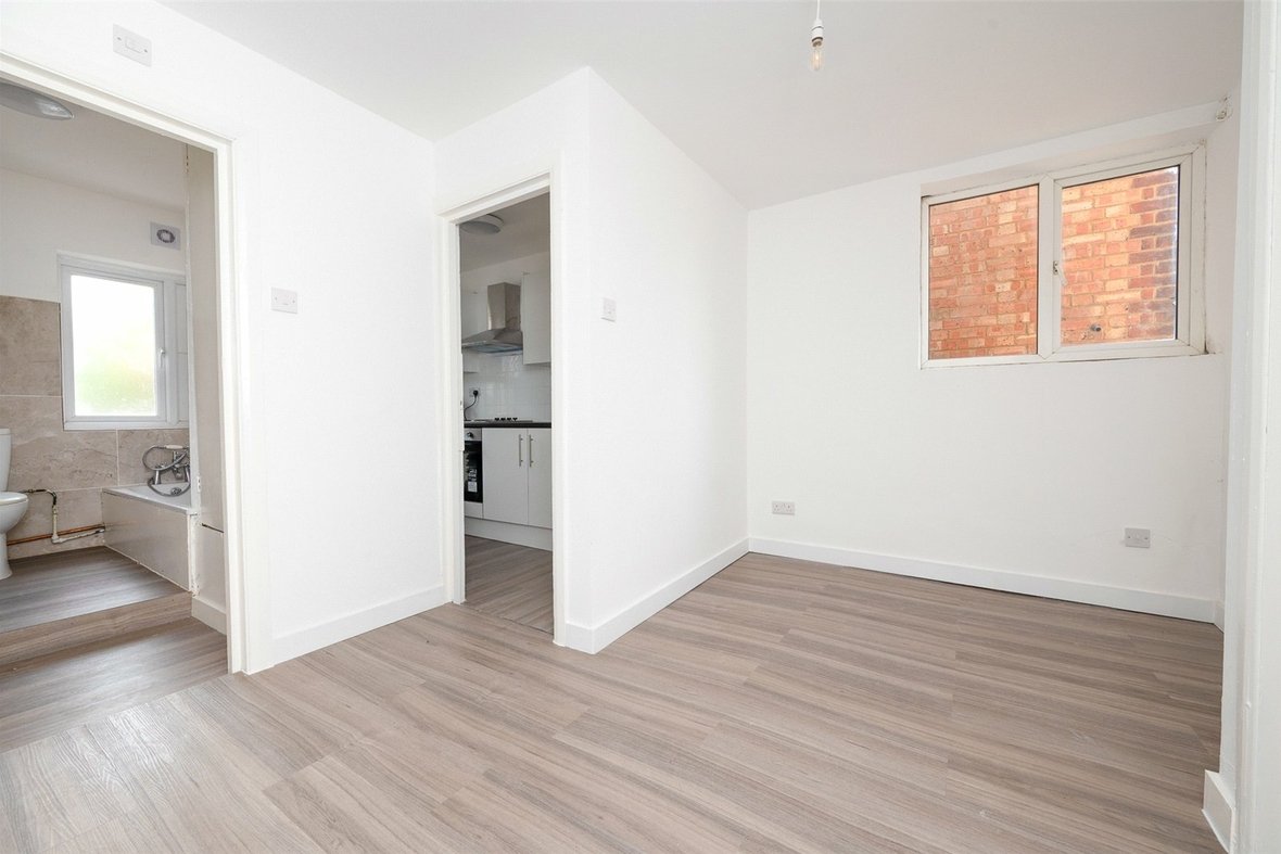 1 Bedroom Apartment To LetApartment To Let in Waverley Road, St. Albans, Hertfordshire - View 2 - Collinson Hall