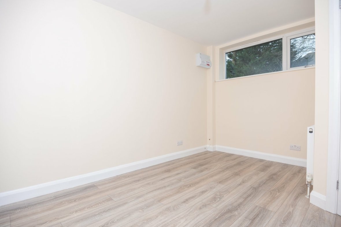 1 Bedroom Apartment For Sale in How Wood, Park Street, St. Albans - View 3 - Collinson Hall