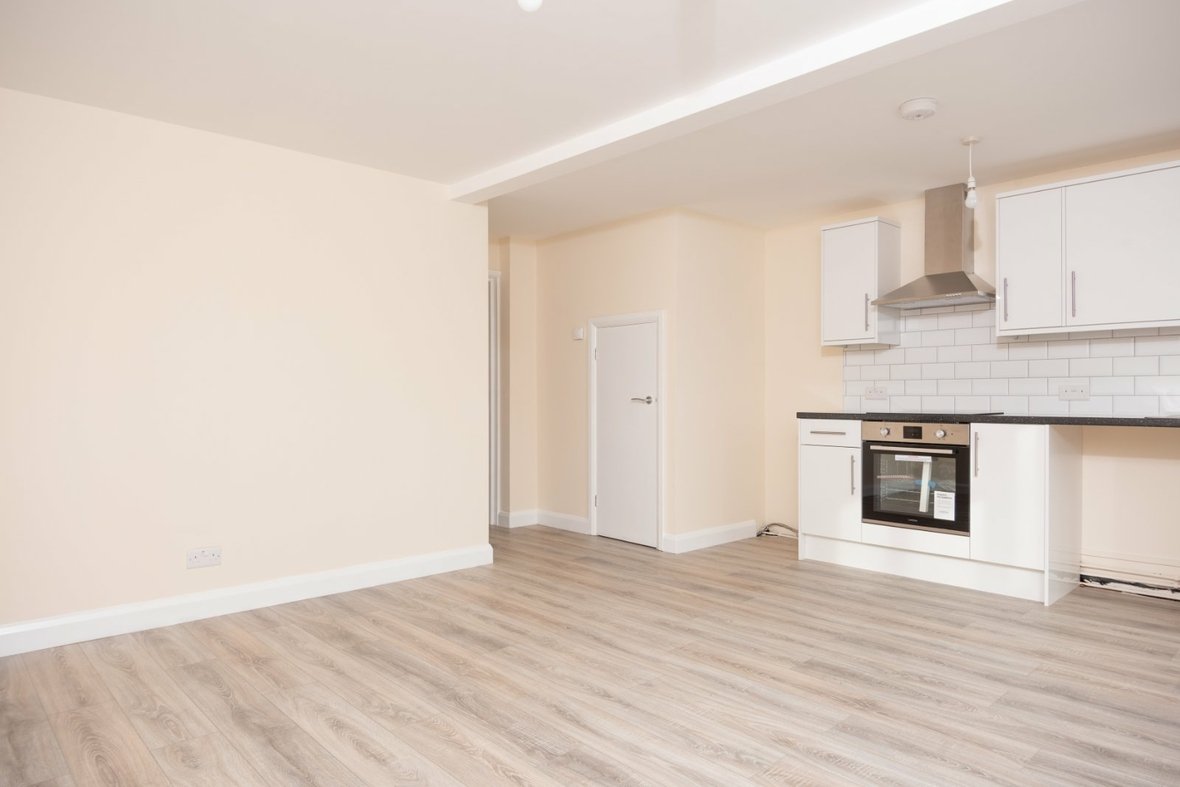 1 Bedroom Apartment For Sale in How Wood, Park Street, St. Albans - View 4 - Collinson Hall