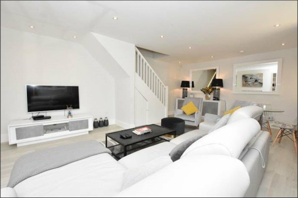2 Bedroom House Let AgreedHouse Let Agreed in Windsor Mews, 94 Victoria Street, St. Albans - View 21 - Collinson Hall