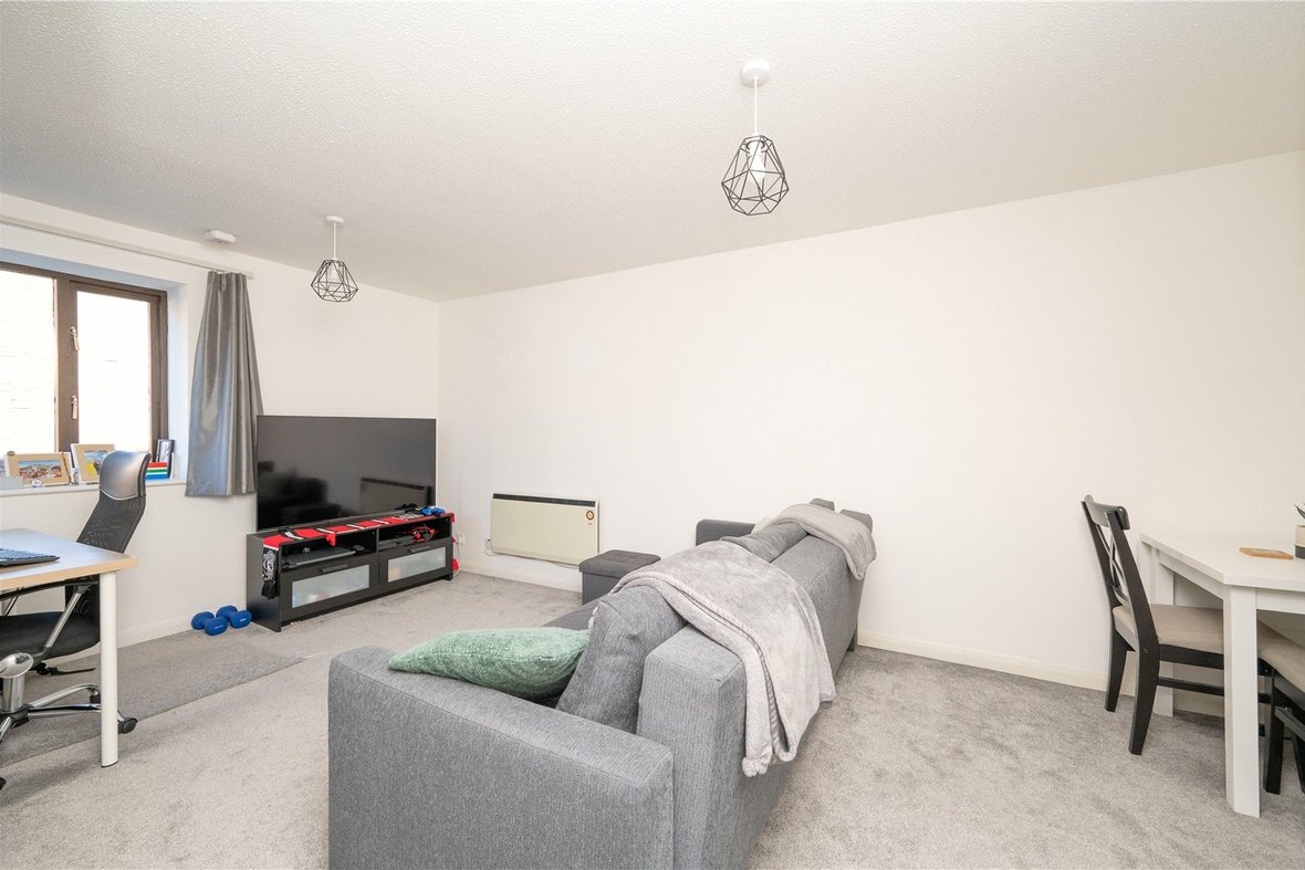 1 Bedroom Maisonette To LetMaisonette To Let in Half Moon Mews, St. Albans, Hertfordshire - View 3 - Collinson Hall