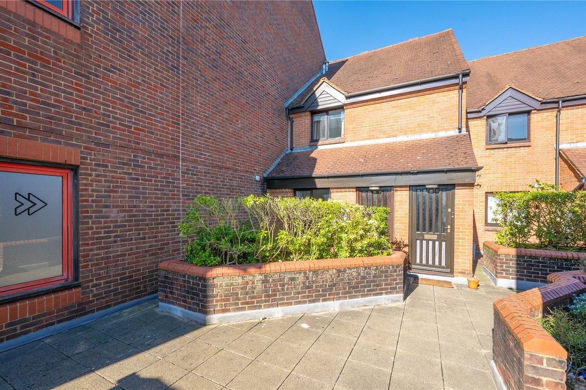 1 Bedroom Maisonette To LetMaisonette To Let in Half Moon Mews, St. Albans, Hertfordshire - View 1 - Collinson Hall