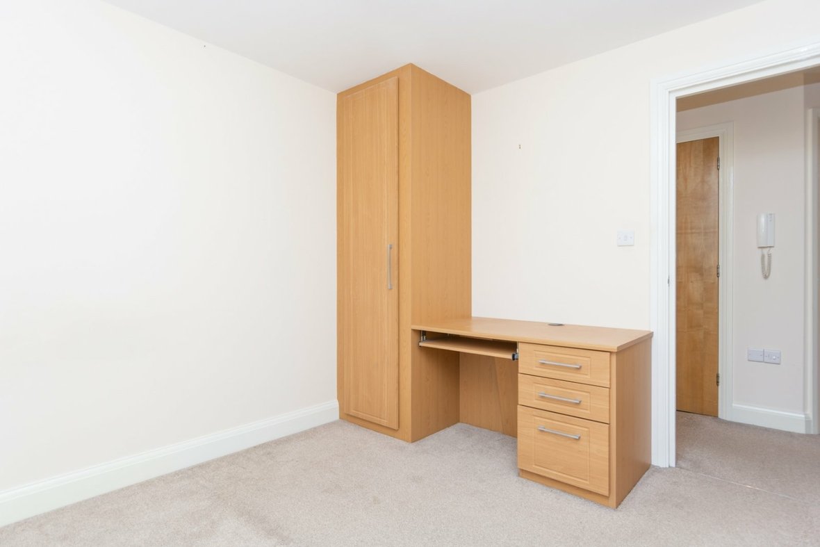 2 Bedroom Apartment Let AgreedApartment Let Agreed in Old Watford Road, Bricket Wood, St. Albans - View 8 - Collinson Hall