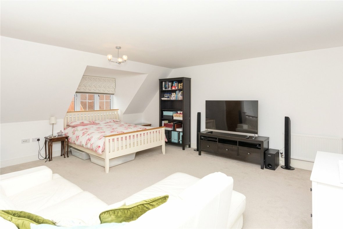4 Bedroom House Let AgreedHouse Let Agreed in Mortimer Crescent, St Albans - View 8 - Collinson Hall