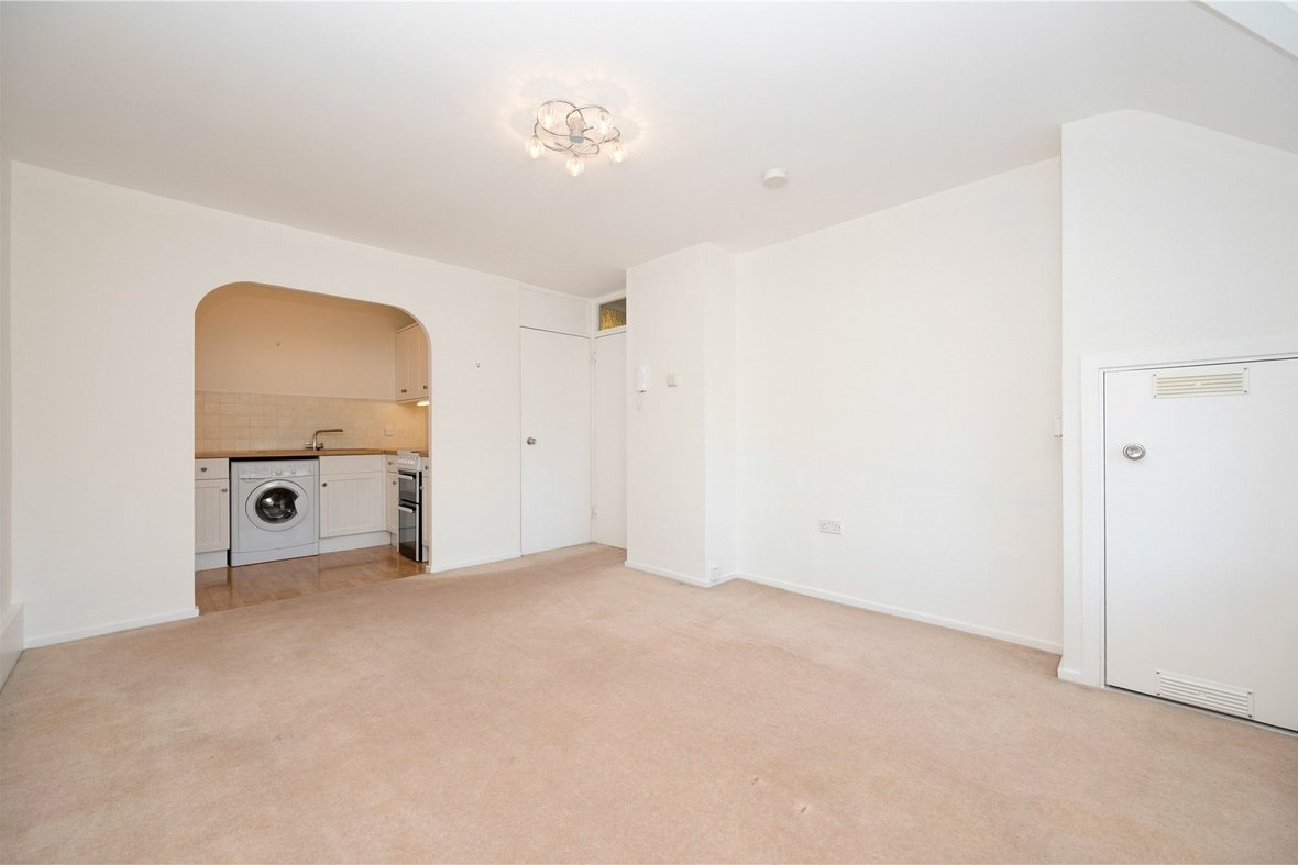 1 Bedroom Apartment LetApartment Let in Hawkshill, Dellfield, St. Albans - View 2 - Collinson Hall