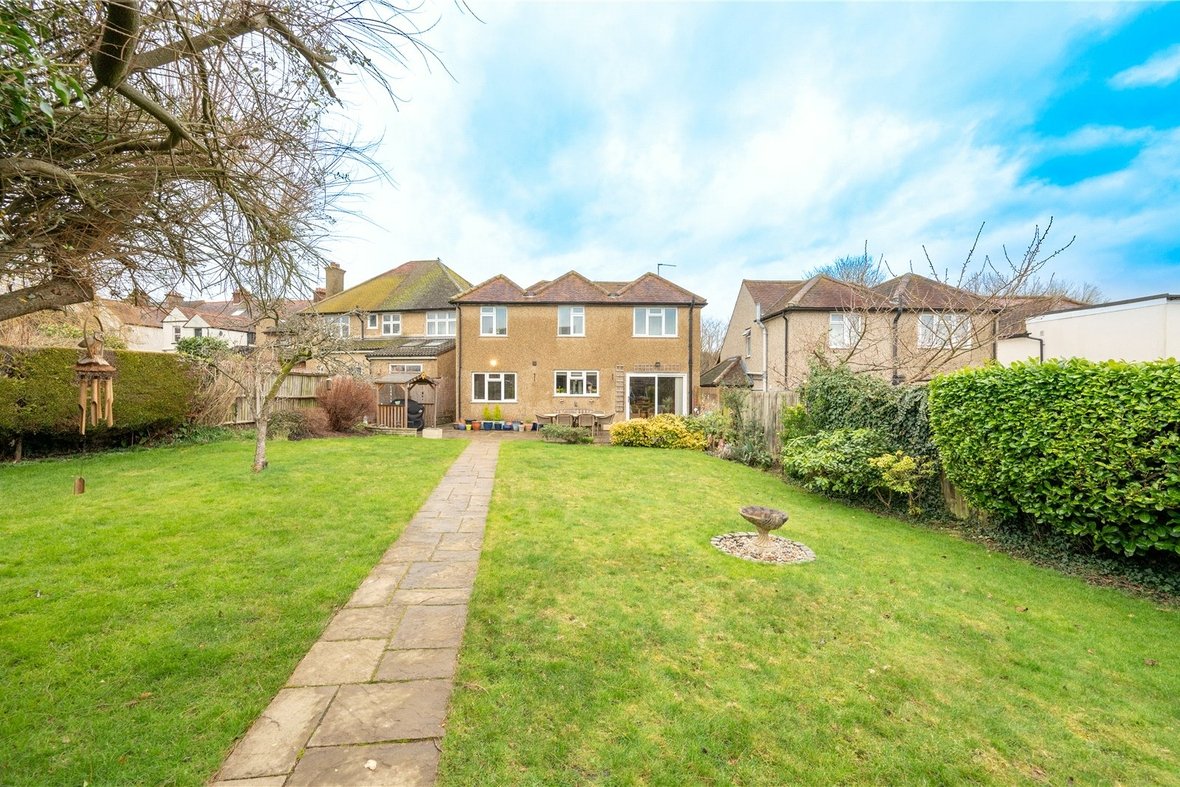 4 Bedroom House Sold Subject to Contract in Watling Street, Park Street, St. Albans - View 15 - Collinson Hall