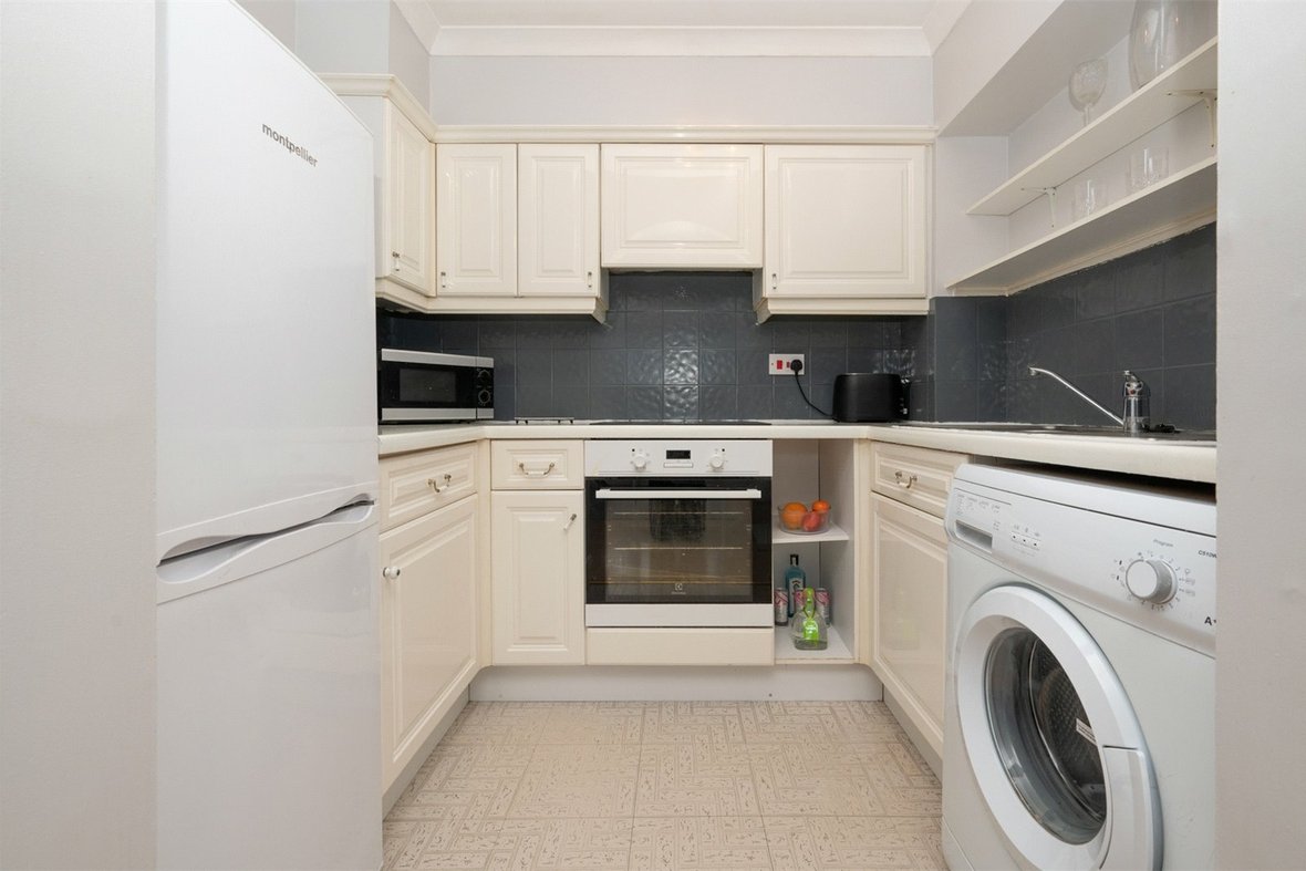 1 Bedroom Apartment Let AgreedApartment Let Agreed in Granville Road, St. Albans, Hertfordshire - View 8 - Collinson Hall