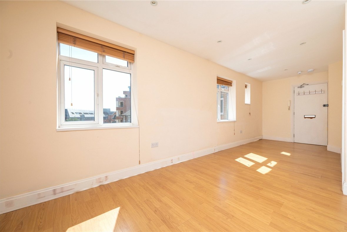 2 Bedroom Apartment LetApartment Let in Grosvenor Road, St. Albans - View 2 - Collinson Hall
