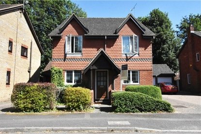 4 Bedroom House Let Agreed in Homestead Close, Park Street, St. Albans - Collinson Hall