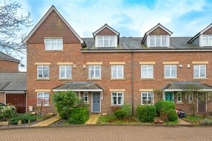 3 Bedroom House To LetHouse To Let in Minister Court, Frogmore, St. Albans - Collinson Hall