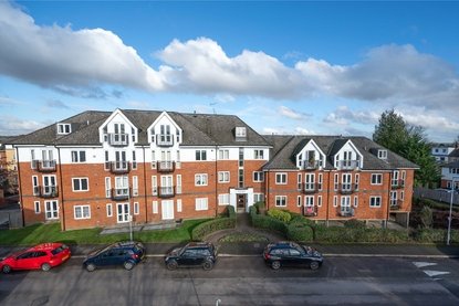 2 Bedroom Apartment To LetApartment To Let in Windsor Court, Park View Close, St. Albans - Collinson Hall