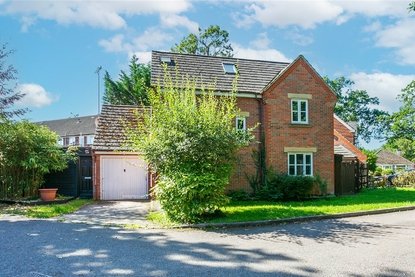 3 Bedroom House For SaleHouse For Sale in Hamlet Close, Bricket Wood, St. Albans - Collinson Hall