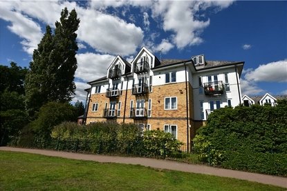 1 Bedroom Apartment Let Agreed in Syon Court, Park View Close, St. Albans - Collinson Hall