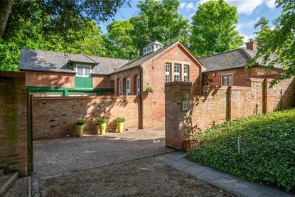 4 Bedroom House For SaleHouse For Sale in Trevelyan Place, St. Stephens Hill, St. Albans - Collinson Hall