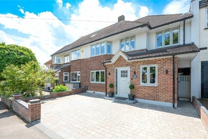 3 Bedroom House For SaleHouse For Sale in Hammers Gate, St. Albans, Hertfordshire - Collinson Hall