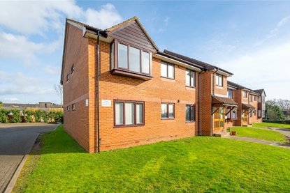 1 Bedroom Apartment LetApartment Let in Broadlake Close, London Colney, St. Albans - Collinson Hall